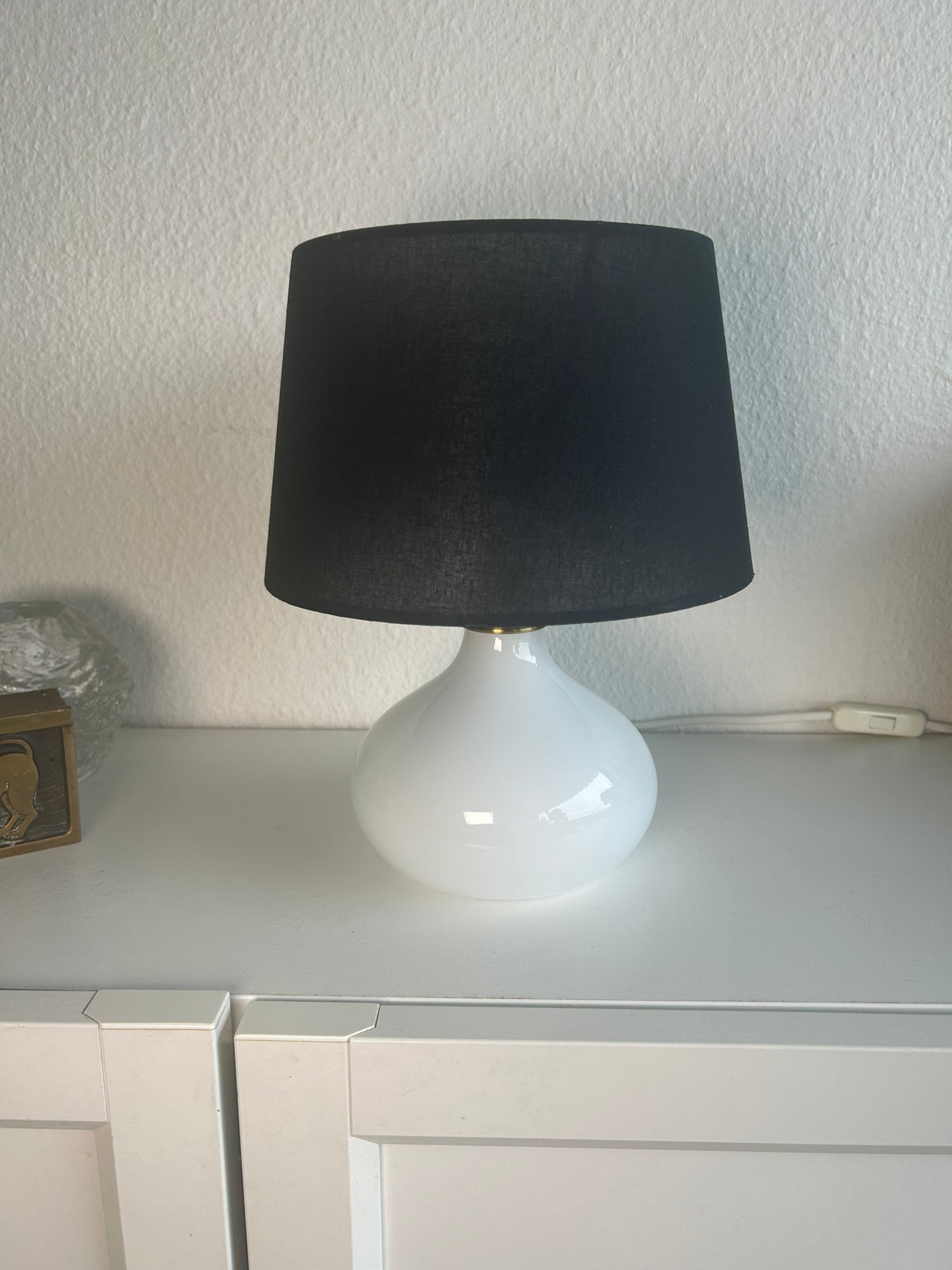 LE KLINT 314 bordlampe i hvidt opalglas med messingdetalje og sort skærm – 25,5 cm - billede 8