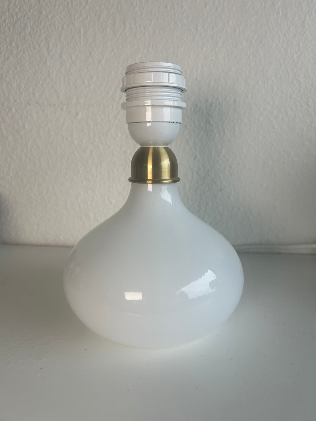 LE KLINT 314 bordlampe i hvidt opalglas med messingdetalje og sort skærm – 25,5 cm - billede 9