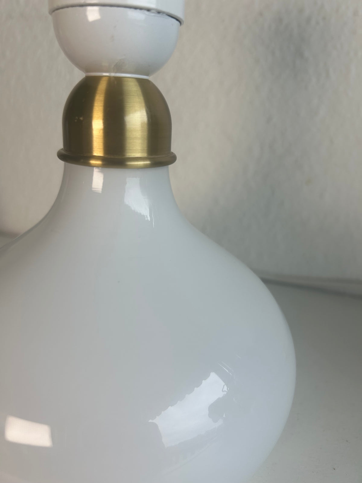 LE KLINT 314 bordlampe i hvidt opalglas med messingdetalje og sort skærm – 25,5 cm - billede 10
