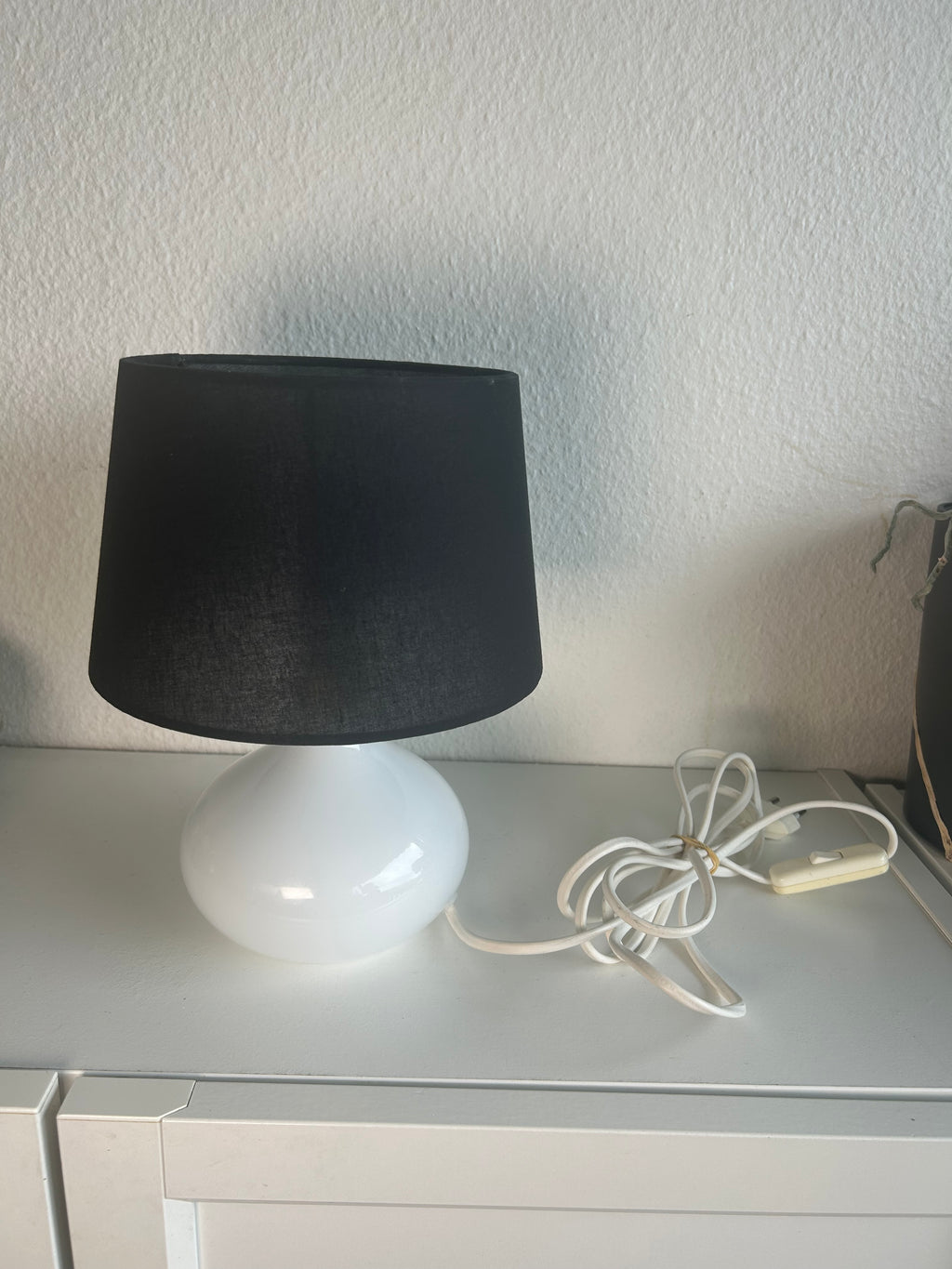 LE KLINT 314 bordlampe i hvidt opalglas med messingdetalje og sort skærm – 25,5 cm - billede 12