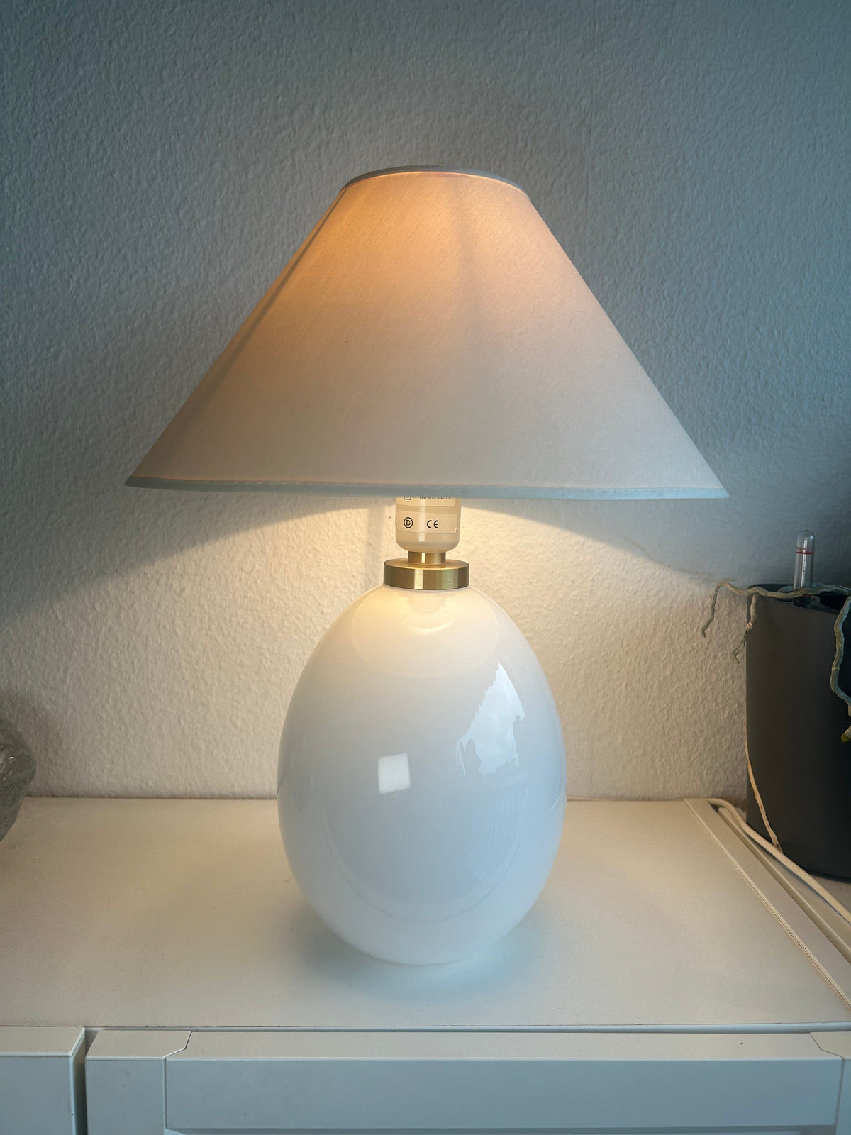 LE KLINT 386A bordlampe i hvidt opalglas med messingdetalje – 42 cm - billede 1