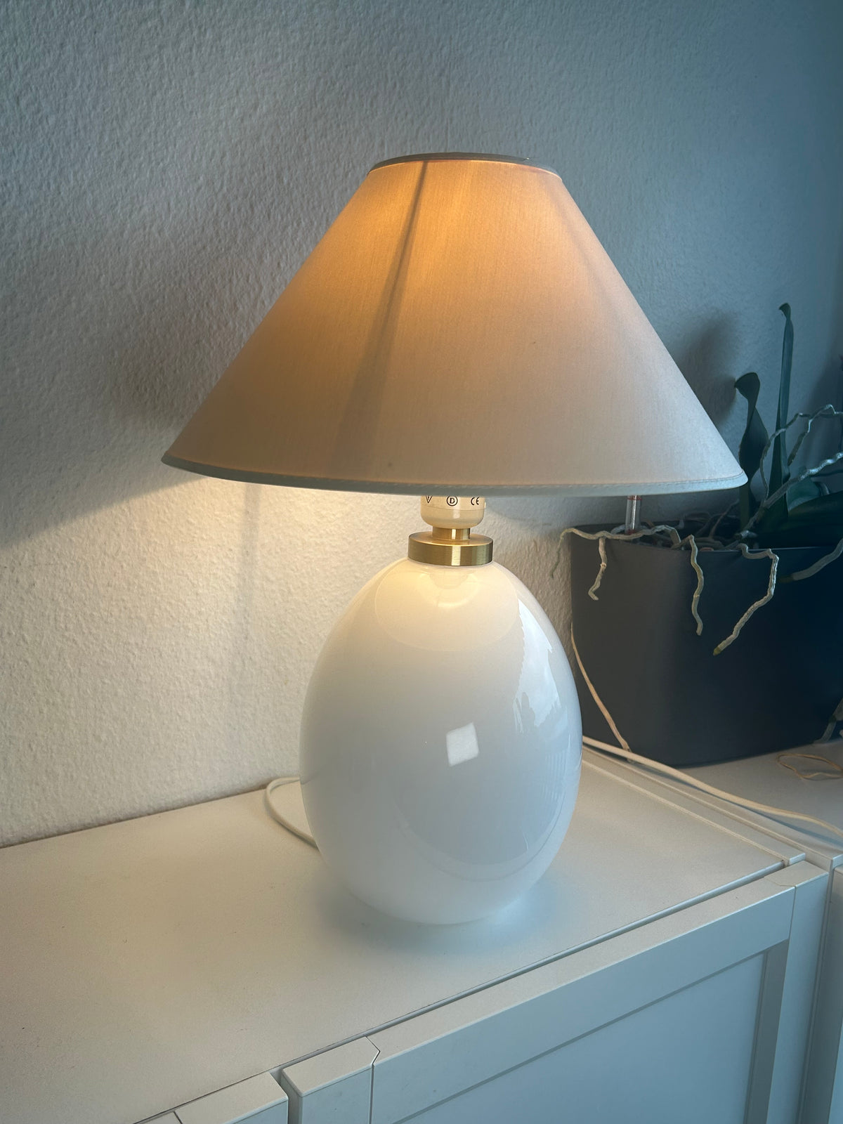 LE KLINT 386A bordlampe i hvidt opalglas med messingdetalje – 42 cm - billede 2