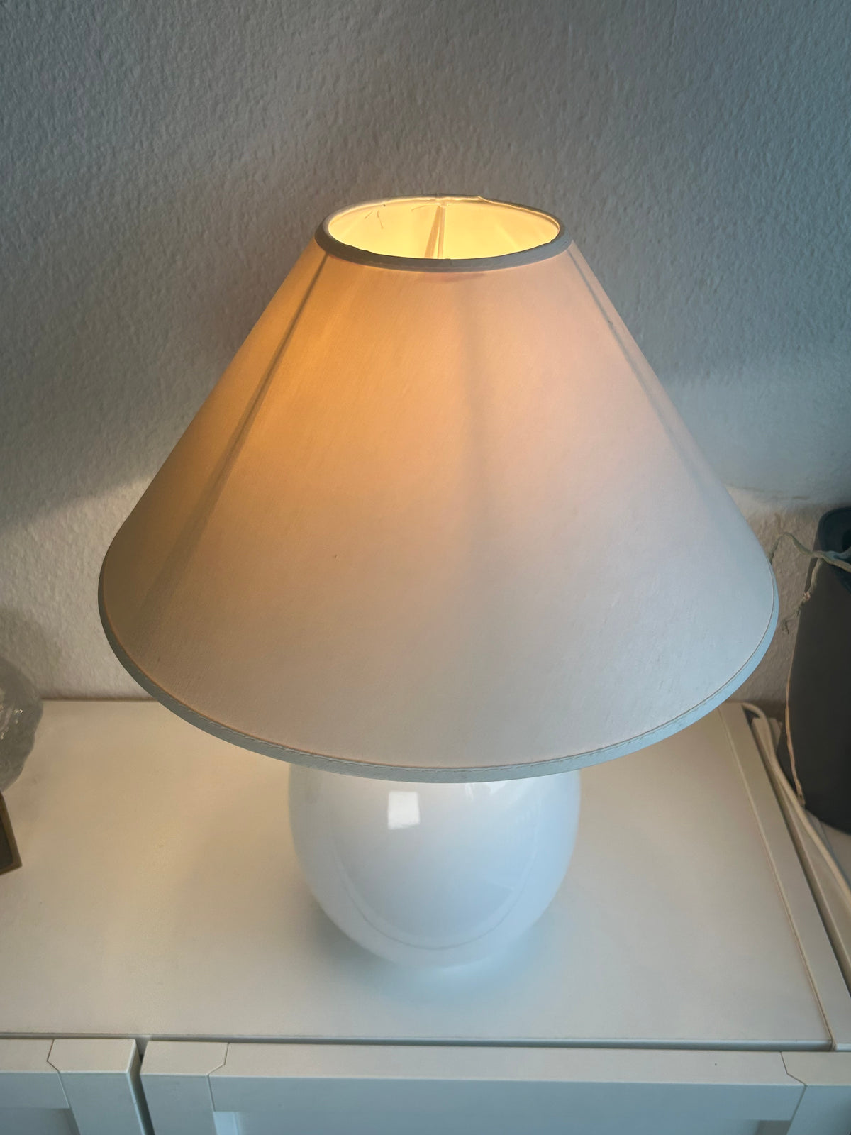 LE KLINT 386A bordlampe i hvidt opalglas med messingdetalje – 42 cm - billede 4