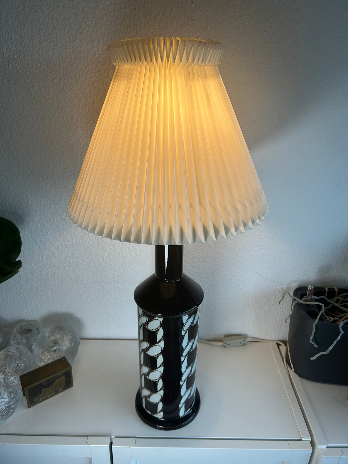 Royal Copenhagen bordlampe 1001/3750 K med plisseret skærm – 70,5 cm - billede 4