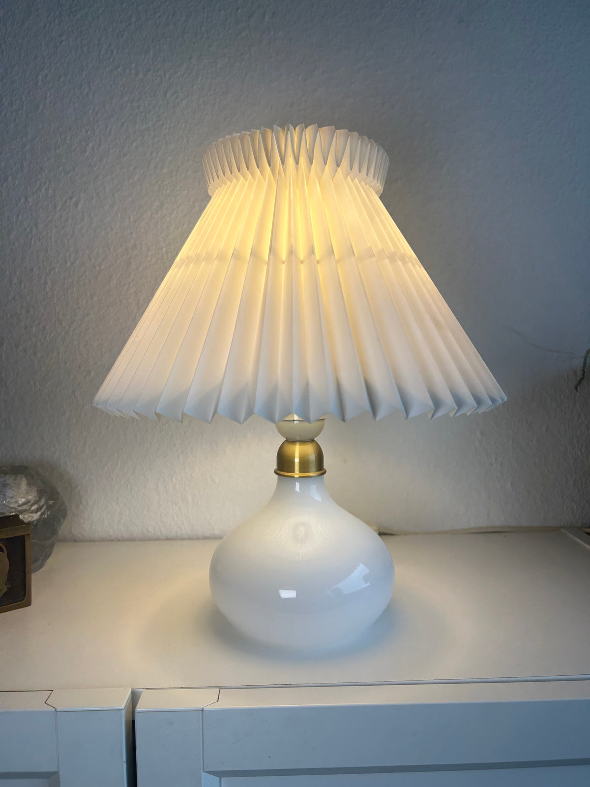 LE KLINT 314 bordlampe i opalglas med messing og LE KLINT 1/17 skærm – 34 cm - billede 1