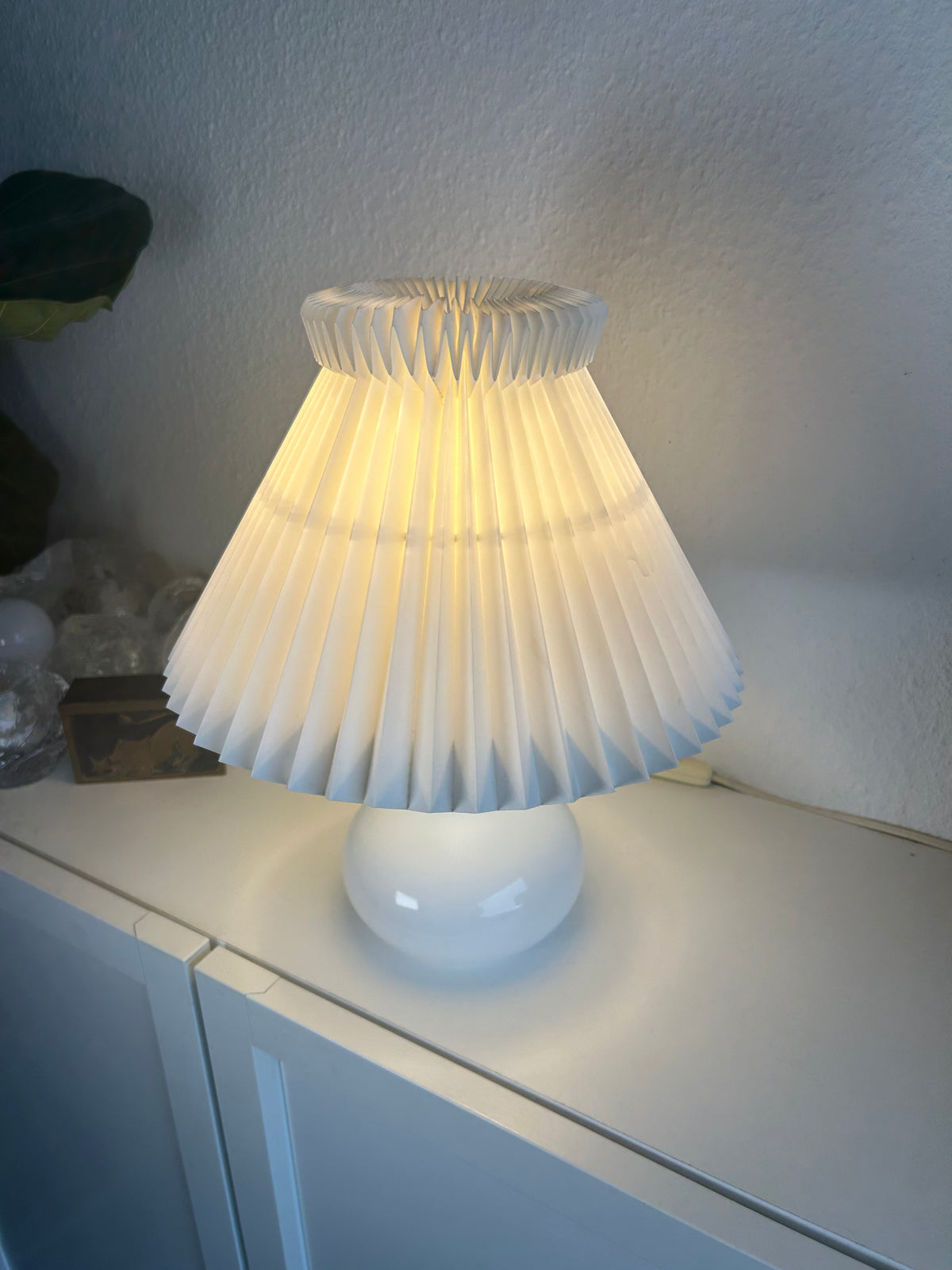 LE KLINT 314 bordlampe i opalglas med messing og LE KLINT 1/17 skærm – 34 cm - billede 4