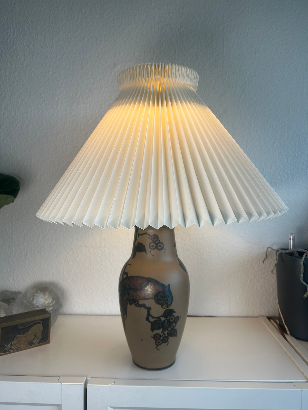 L. Hjorth terracotta bordlampe med fuglemotiv og LE KLINT 1/27 skærm – 55 cm - billede 1