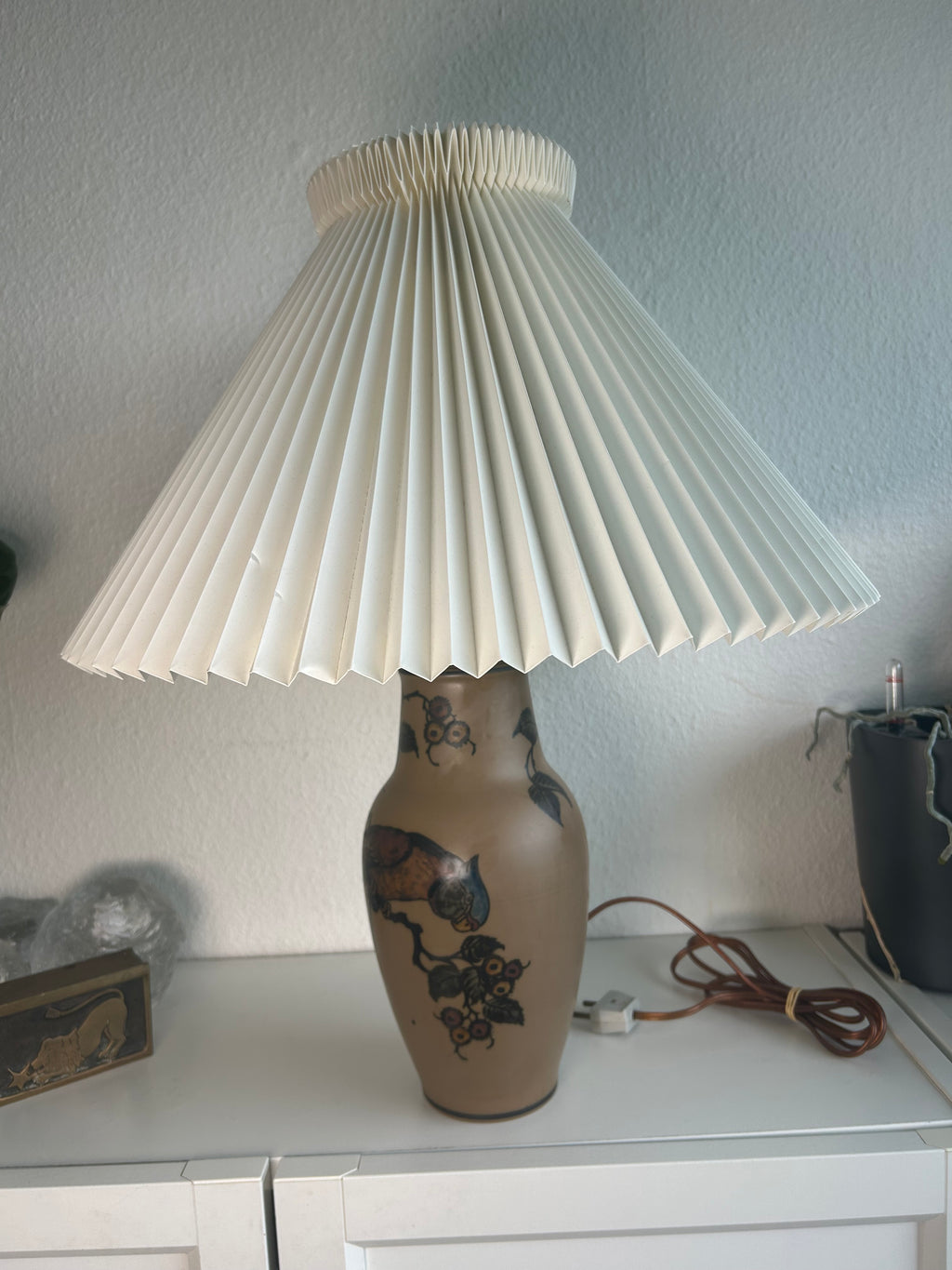 L. Hjorth terracotta bordlampe med fuglemotiv og LE KLINT 1/27 skærm – 55 cm - billede 2