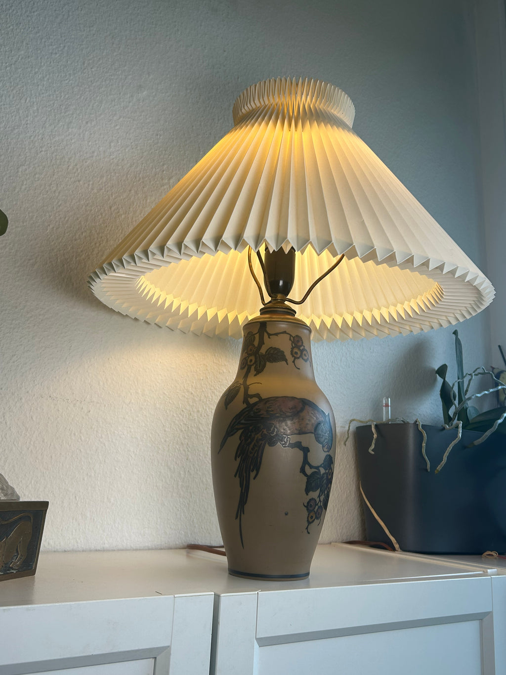 L. Hjorth terracotta bordlampe med fuglemotiv og LE KLINT 1/27 skærm – 55 cm - billede 4