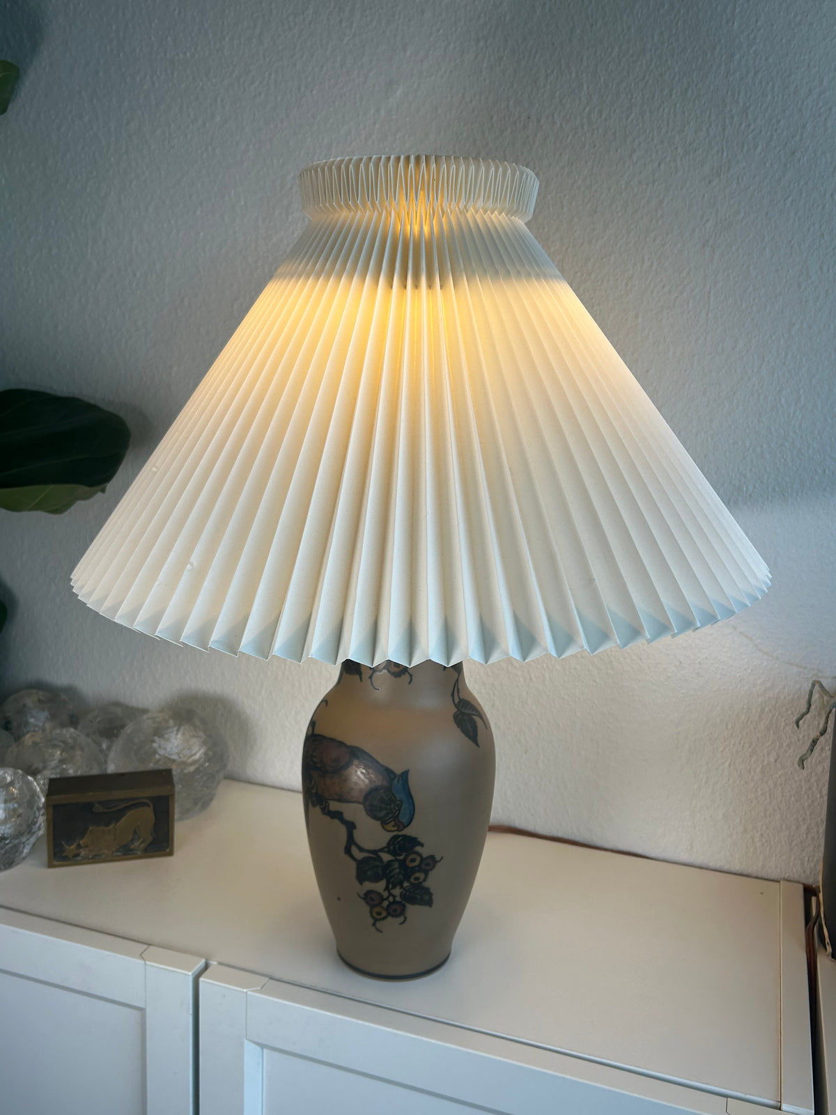 L. Hjorth terracotta bordlampe med fuglemotiv og LE KLINT 1/27 skærm – 55 cm - billede 5
