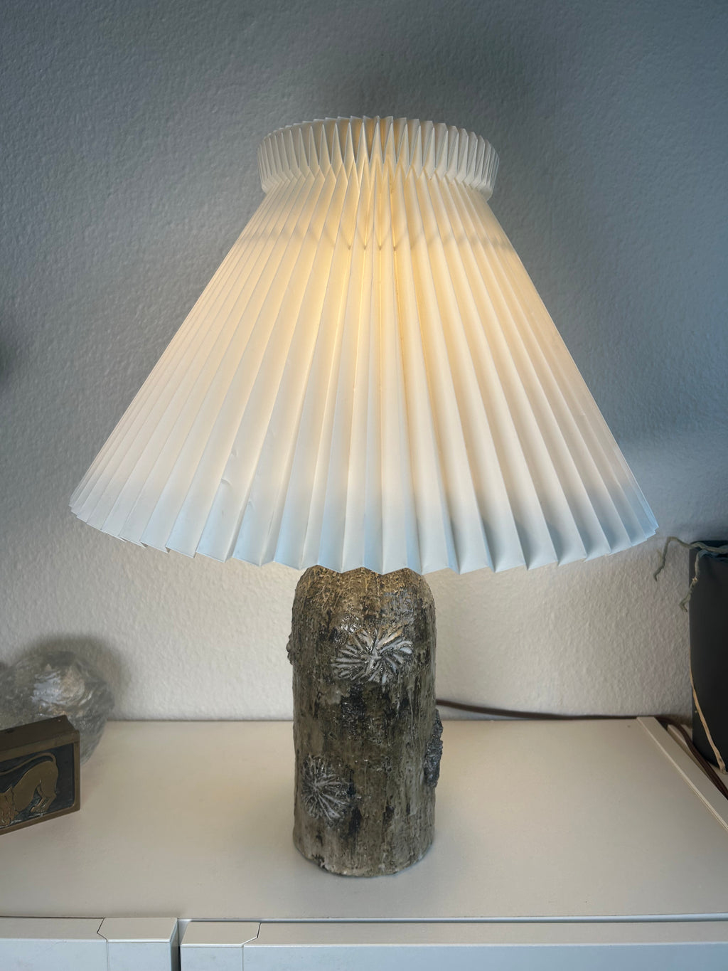 Vintage stentøjsbordlampe med LE KLINT 1/23 skærm og stativ – 47,5 cm - billede 1