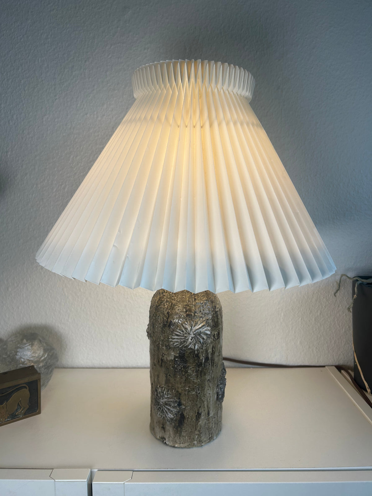 Vintage stentøjsbordlampe med LE KLINT 1/23 skærm og stativ – 47,5 cm - billede 1