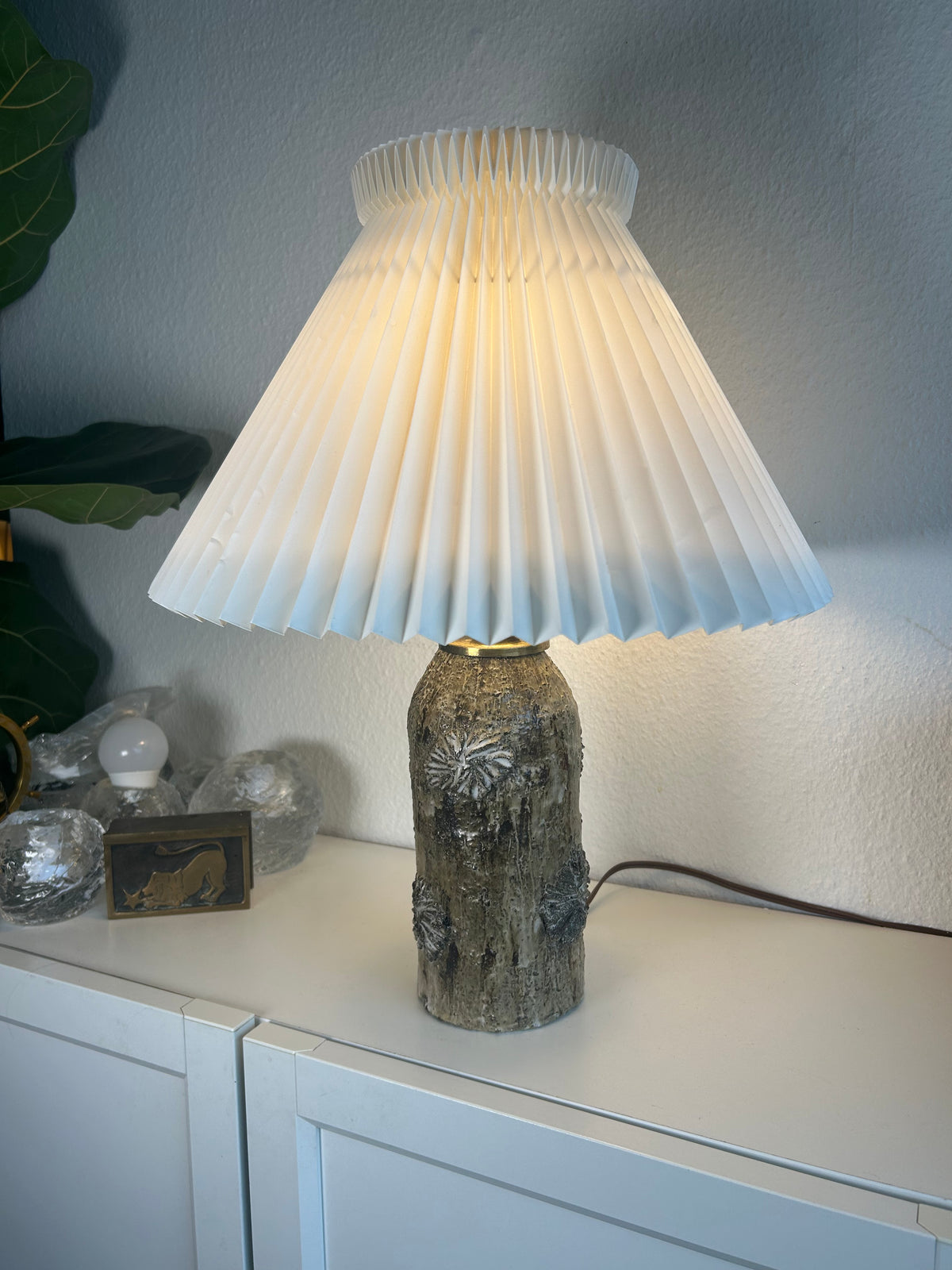 Vintage stentøjsbordlampe med LE KLINT 1/23 skærm og stativ – 47,5 cm - billede 2