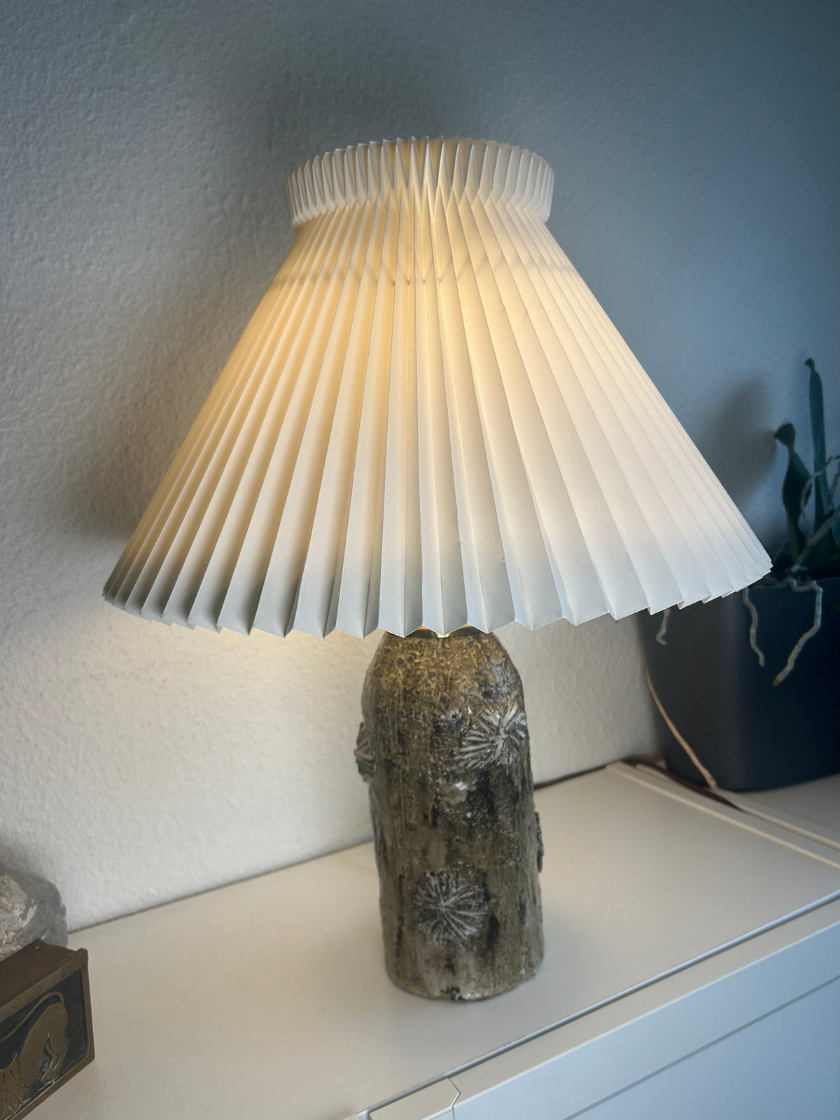 Vintage stentøjsbordlampe med LE KLINT 1/23 skærm og stativ – 47,5 cm - billede 3