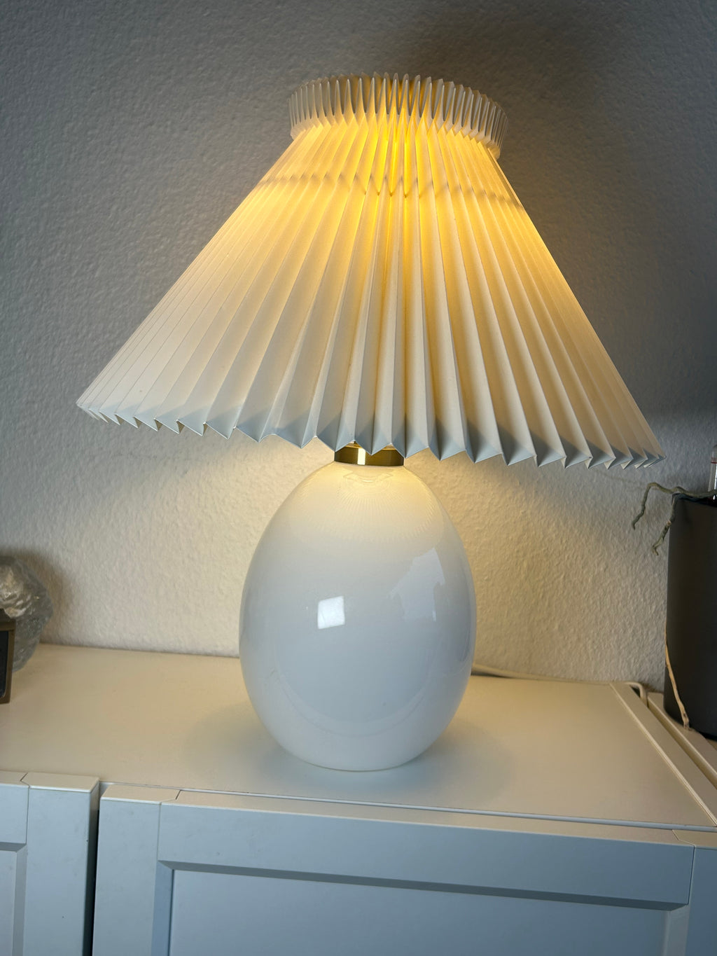 LE KLINT 386A bordlampe i hvidt opalglas med messing og LE KLINT 1/23 skærm – 45 cm - billede 1