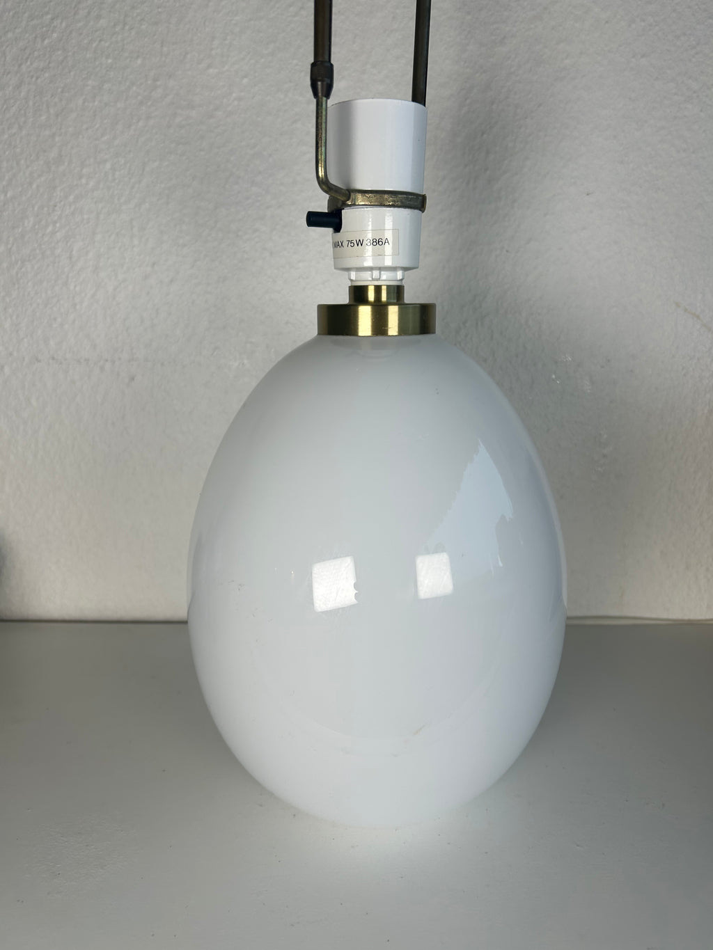 LE KLINT 386A bordlampe i hvidt opalglas med messing og LE KLINT 1/23 skærm – 45 cm - billede 2