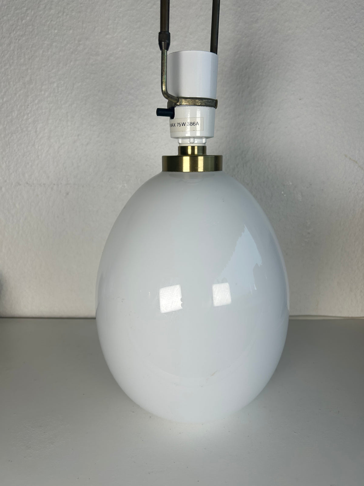 LE KLINT 386A bordlampe i hvidt opalglas med messing og LE KLINT 1/23 skærm – 45 cm - billede 2