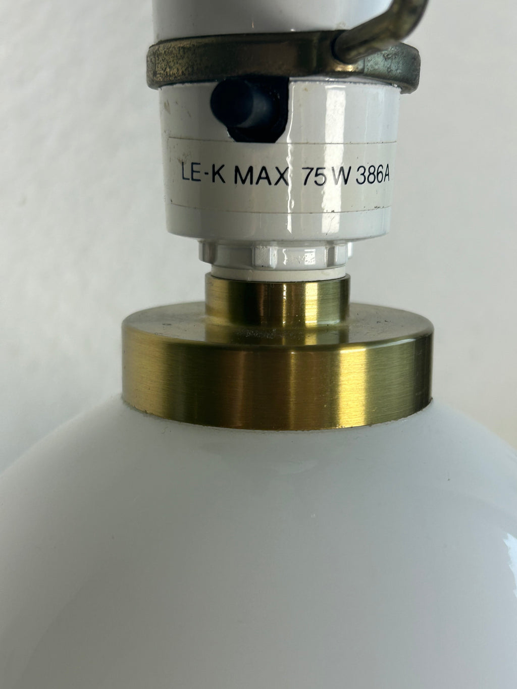 LE KLINT 386A bordlampe i hvidt opalglas med messing og LE KLINT 1/23 skærm – 45 cm - billede 3