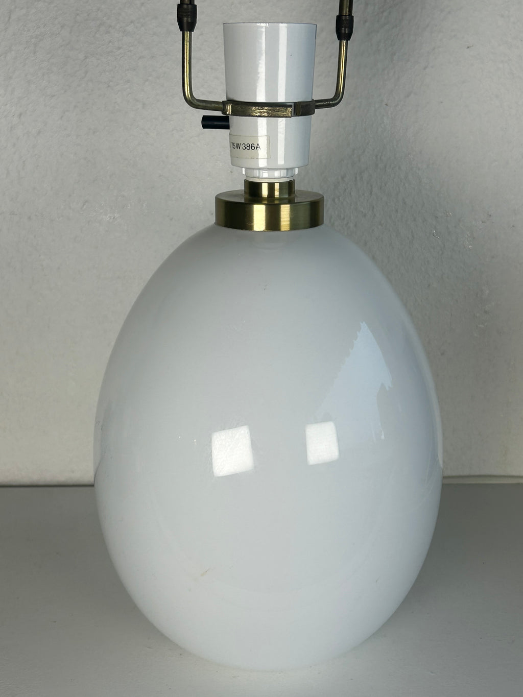 LE KLINT 386A bordlampe i hvidt opalglas med messing og LE KLINT 1/23 skærm – 45 cm - billede 4