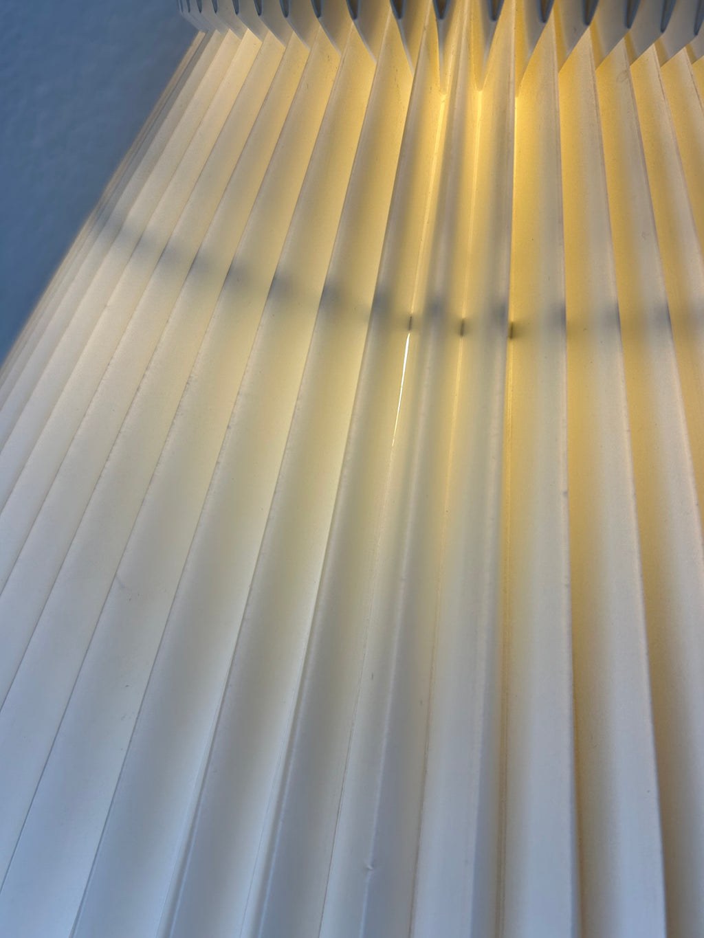 LE KLINT 386A bordlampe i hvidt opalglas med messing og LE KLINT 1/23 skærm – 45 cm - billede 6