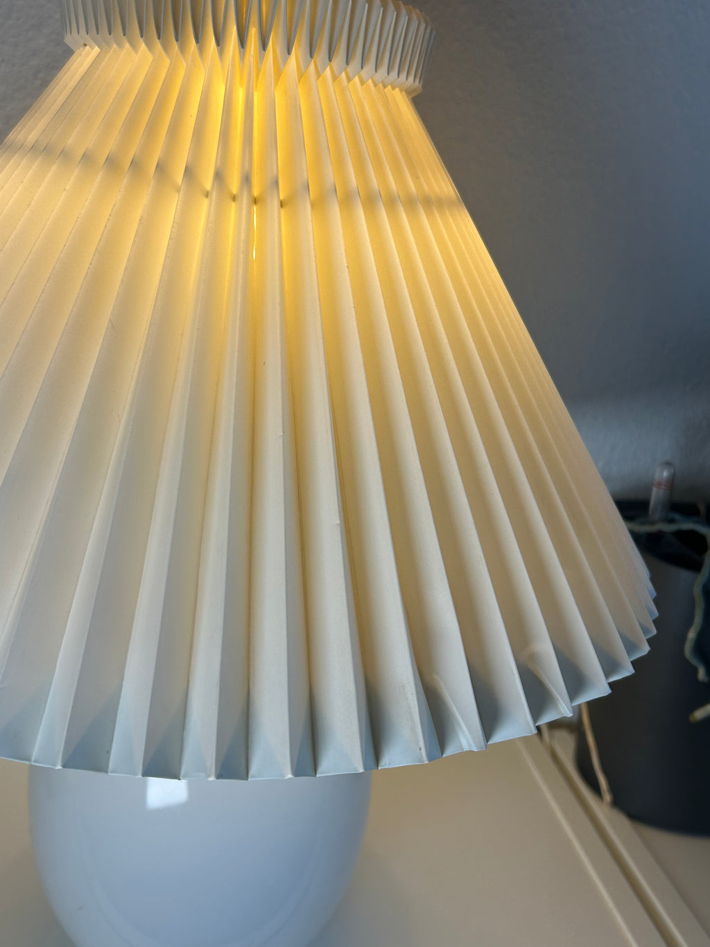 LE KLINT 386A bordlampe i hvidt opalglas med messing og LE KLINT 1/23 skærm – 45 cm - billede 7