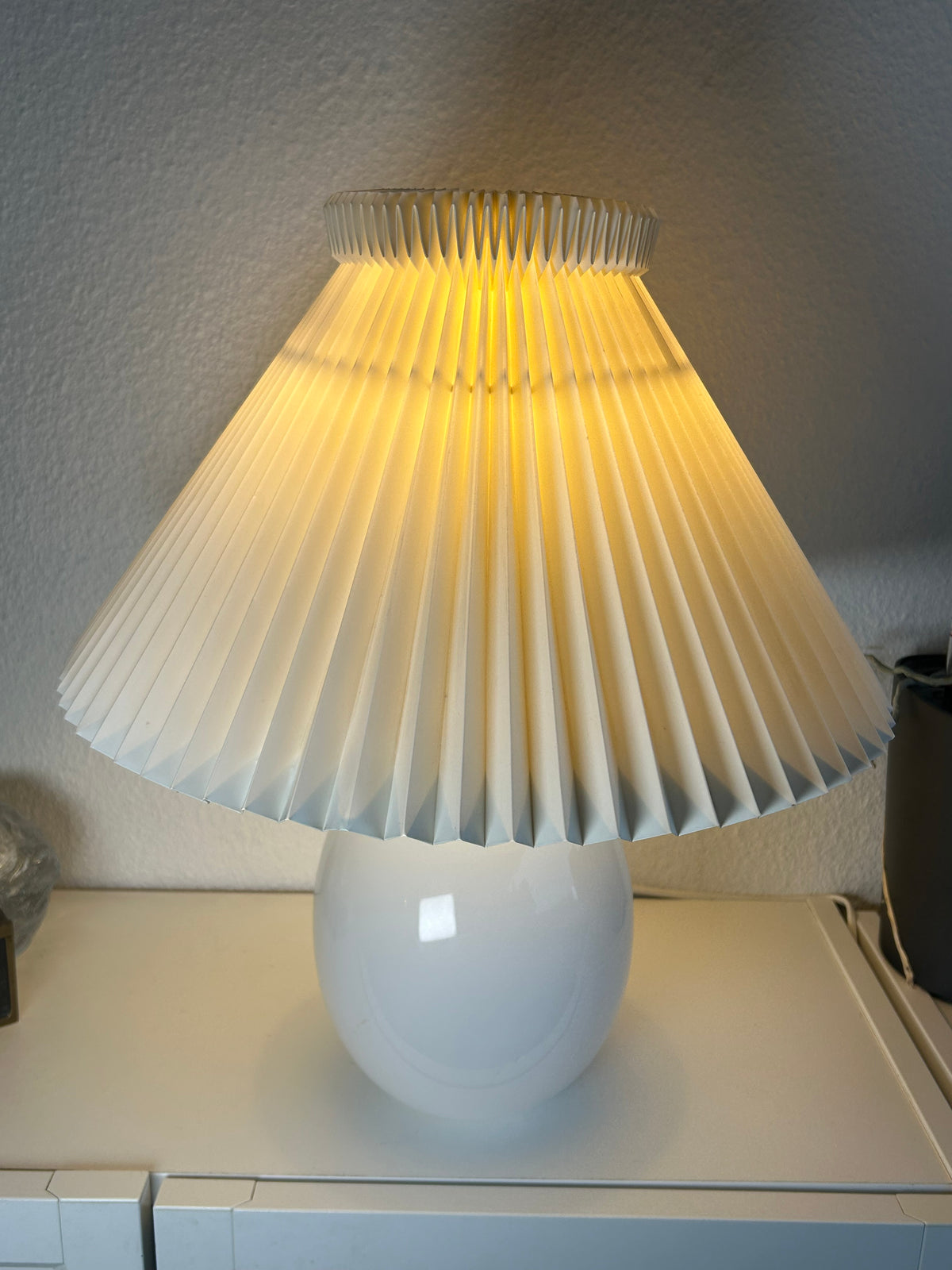 LE KLINT 386A bordlampe i hvidt opalglas med messing og LE KLINT 1/23 skærm – 45 cm - billede 8