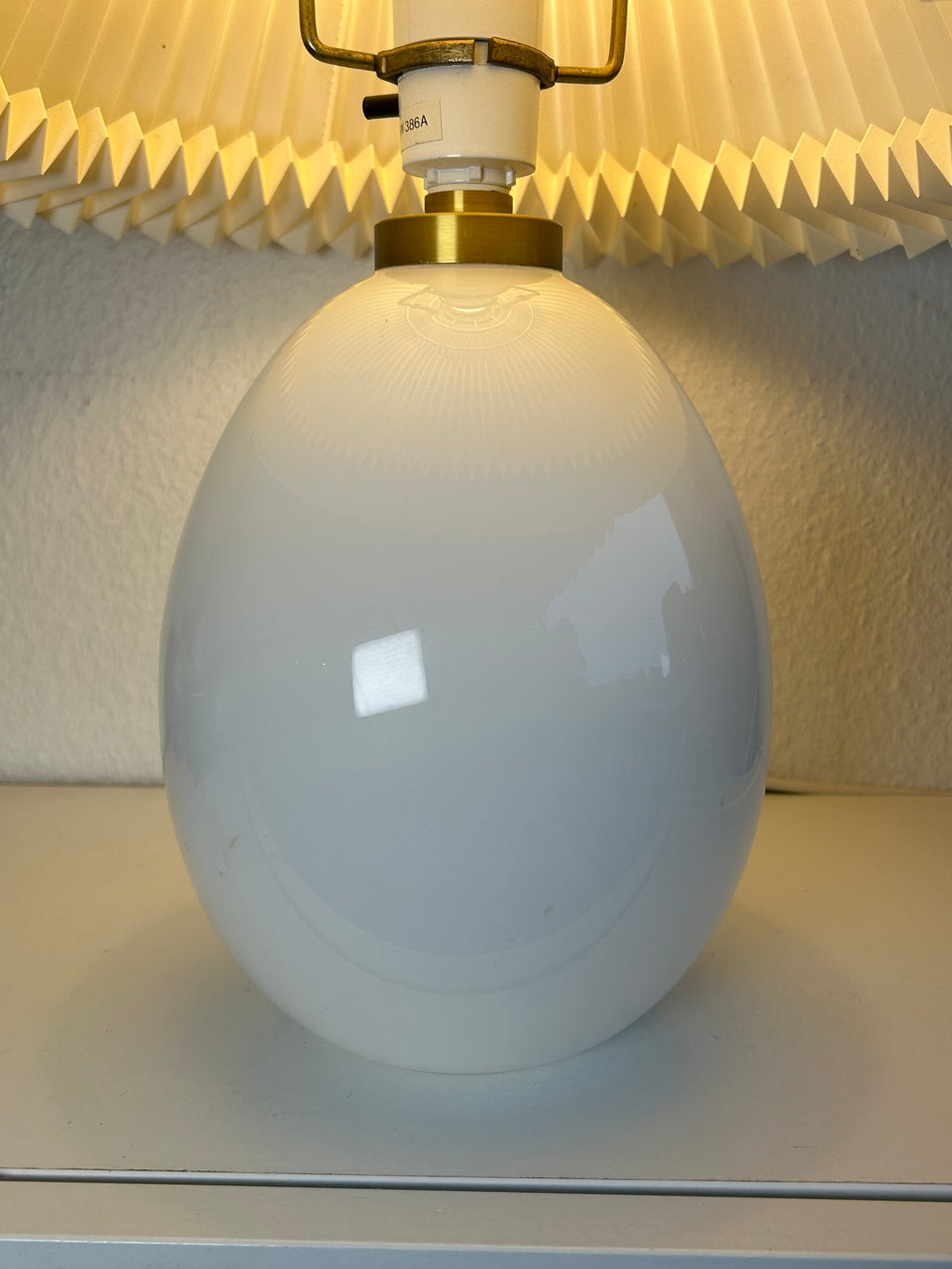 LE KLINT 386A bordlampe i hvidt opalglas med messing og LE KLINT 1/23 skærm – 45 cm - billede 9