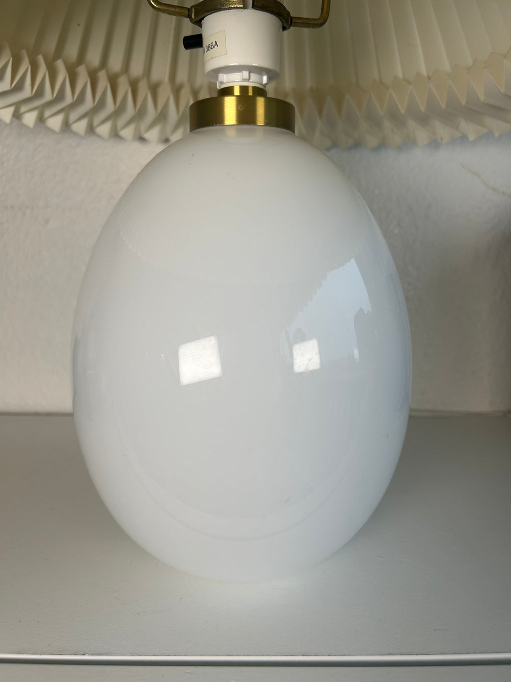 LE KLINT 386A bordlampe i hvidt opalglas med messing og LE KLINT 1/23 skærm – 45 cm - billede 10
