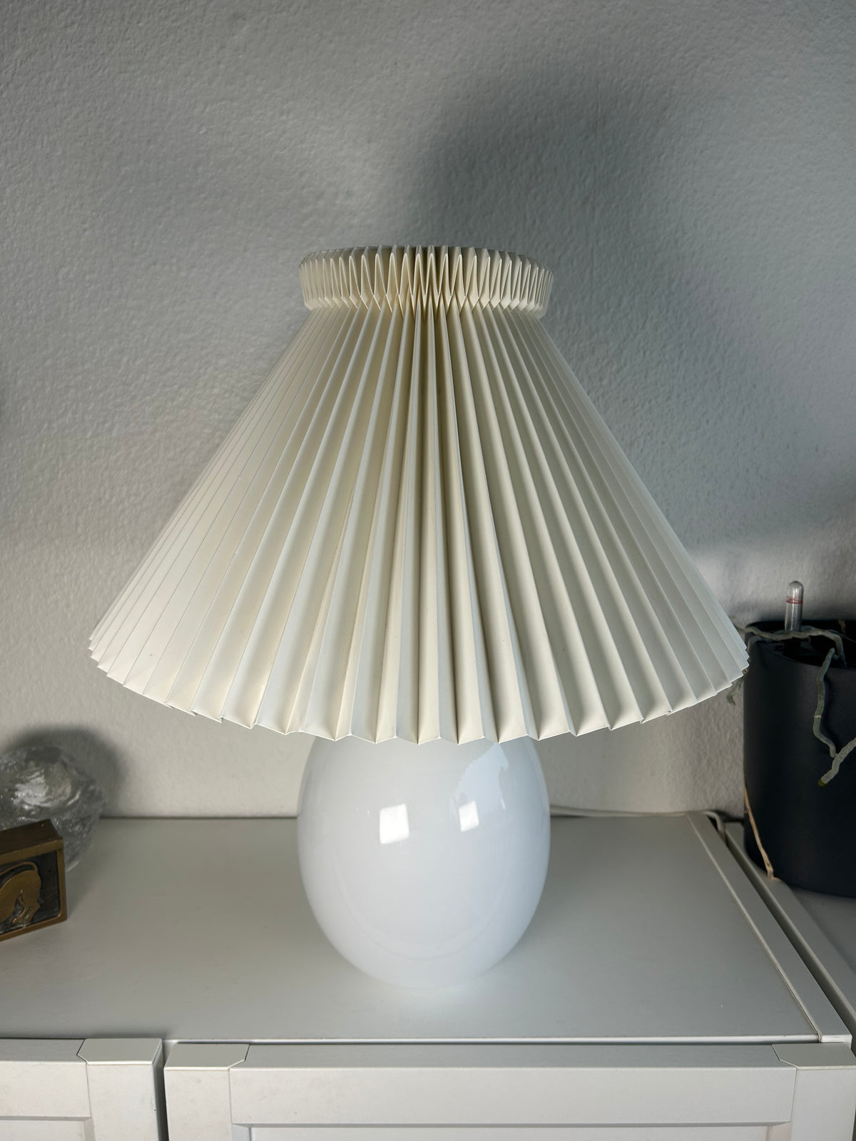 LE KLINT 386A bordlampe i hvidt opalglas med messing og LE KLINT 1/23 skærm – 45 cm - billede 11