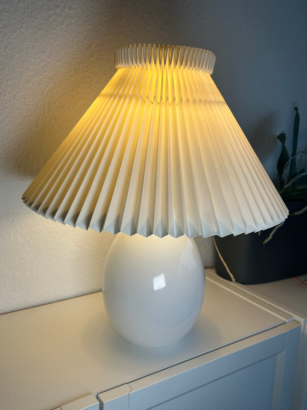 LE KLINT 386A bordlampe i hvidt opalglas med messing og LE KLINT 1/23 skærm – 45 cm - billede 12