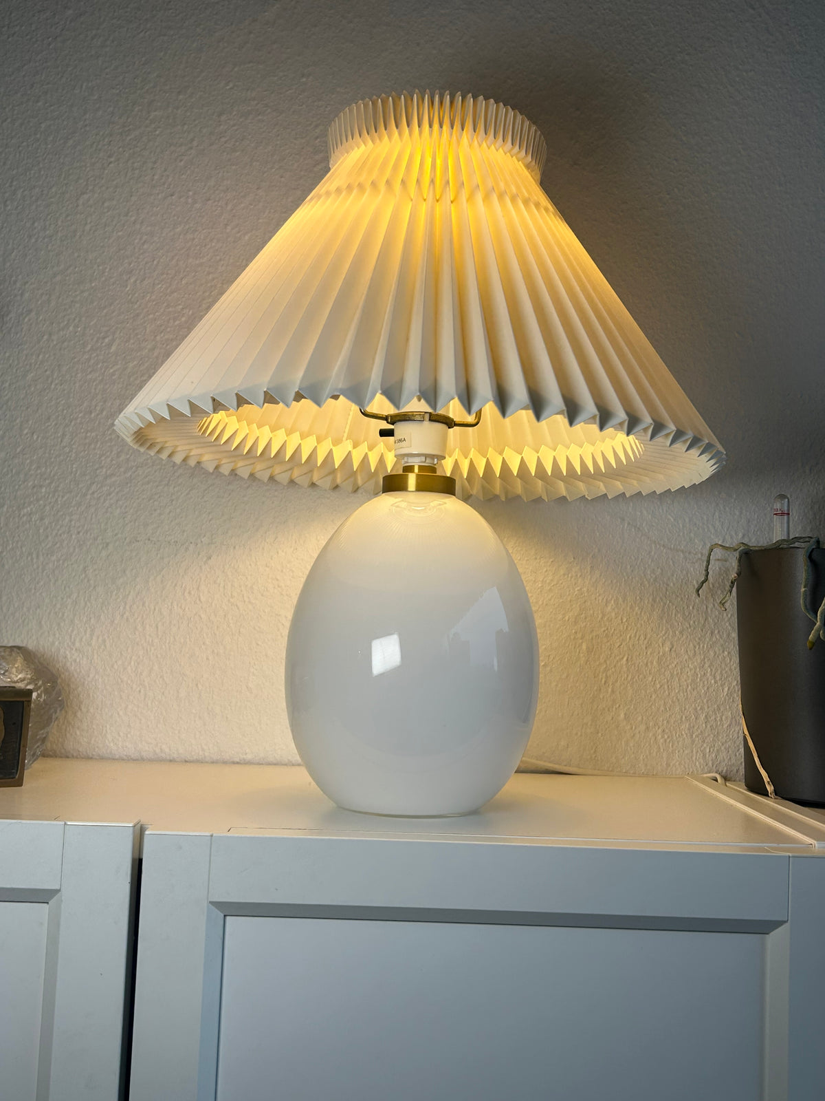 LE KLINT 386A bordlampe i hvidt opalglas med messing og LE KLINT 1/23 skærm – 45 cm - billede 13