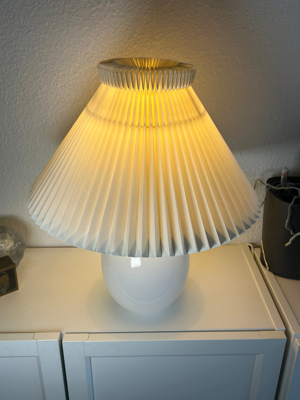 LE KLINT 386A bordlampe i hvidt opalglas med messing og LE KLINT 1/23 skærm – 45 cm - billede 14