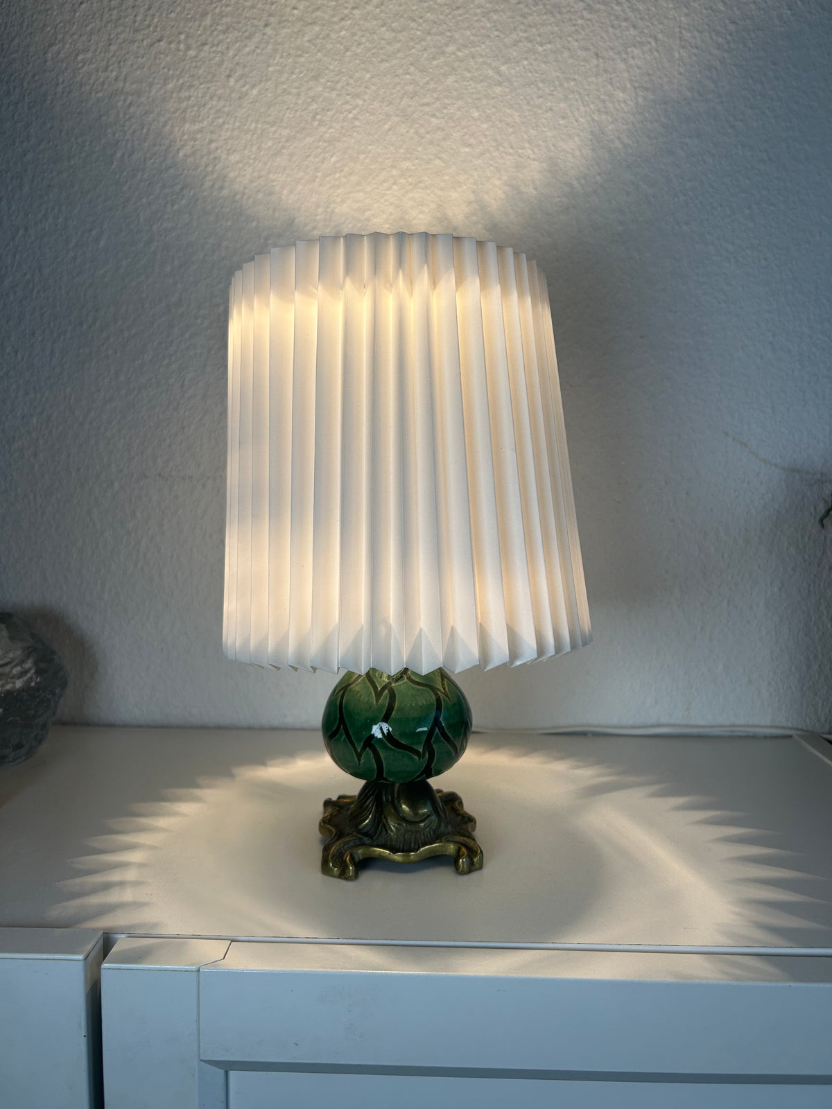 Vintage bordlampe i grøn keramik og messing med original LE KLINT-skærm – 27,5 cm - billede 1