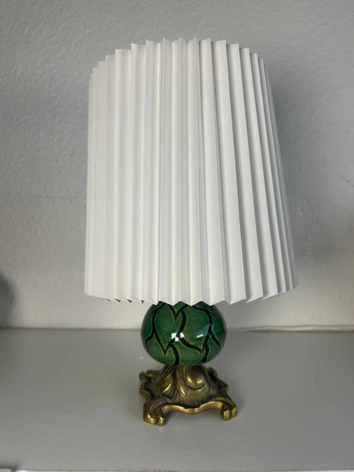 Vintage bordlampe i grøn keramik og messing med original LE KLINT-skærm – 27,5 cm - billede 2