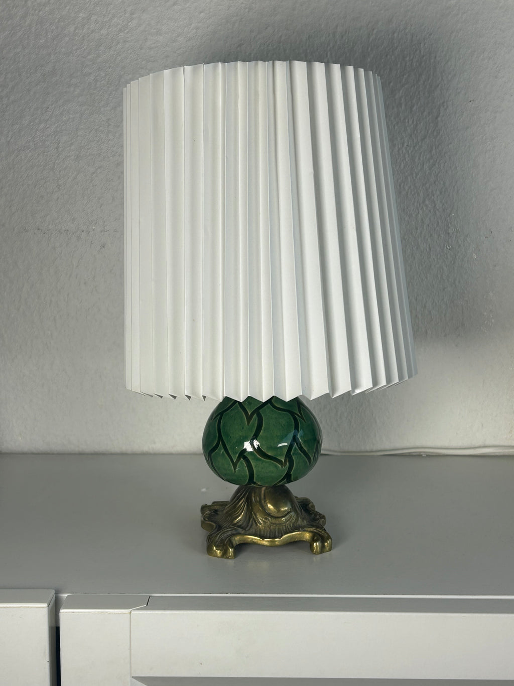 Vintage bordlampe i grøn keramik og messing med original LE KLINT-skærm – 27,5 cm - billede 3
