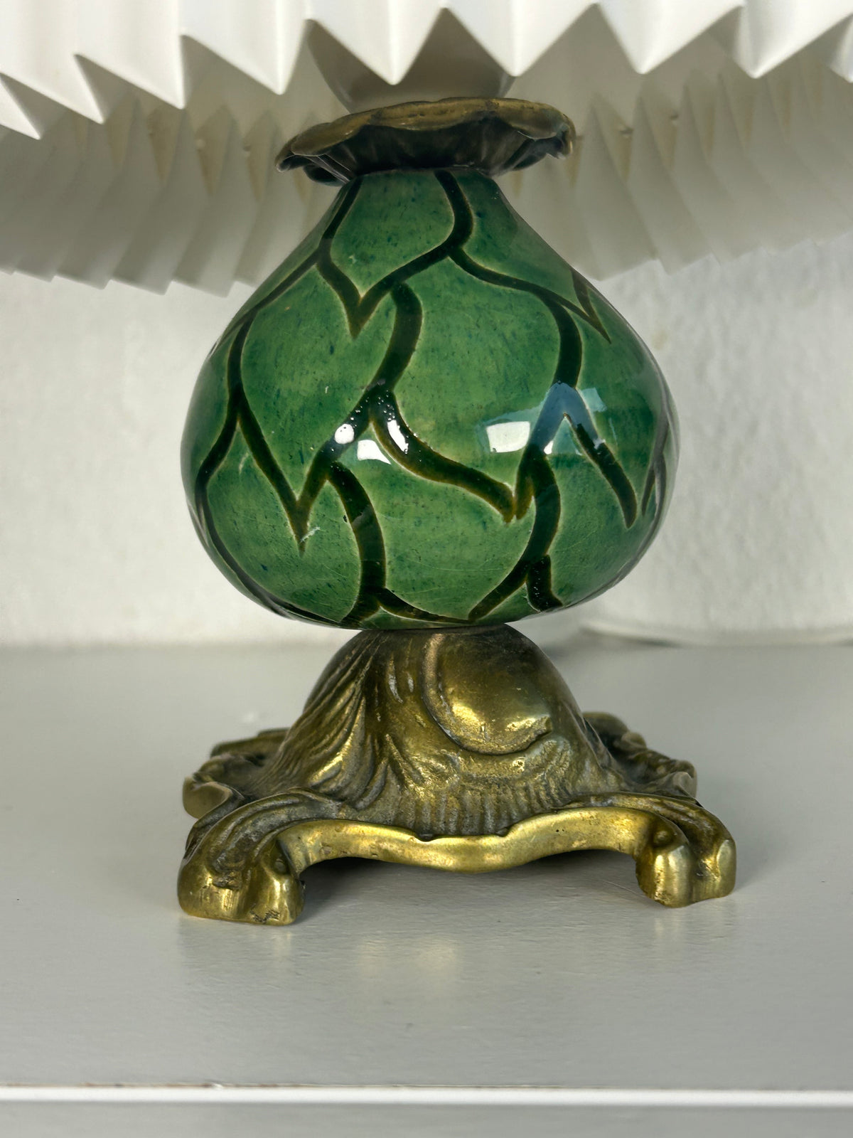 Vintage bordlampe i grøn keramik og messing med original LE KLINT-skærm – 27,5 cm - billede 4