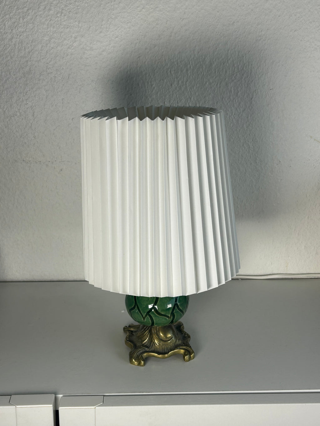 Vintage bordlampe i grøn keramik og messing med original LE KLINT-skærm – 27,5 cm - billede 5