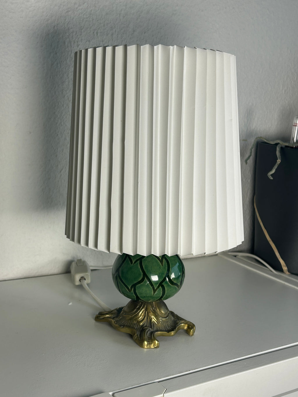 Vintage bordlampe i grøn keramik og messing med original LE KLINT-skærm – 27,5 cm - billede 6