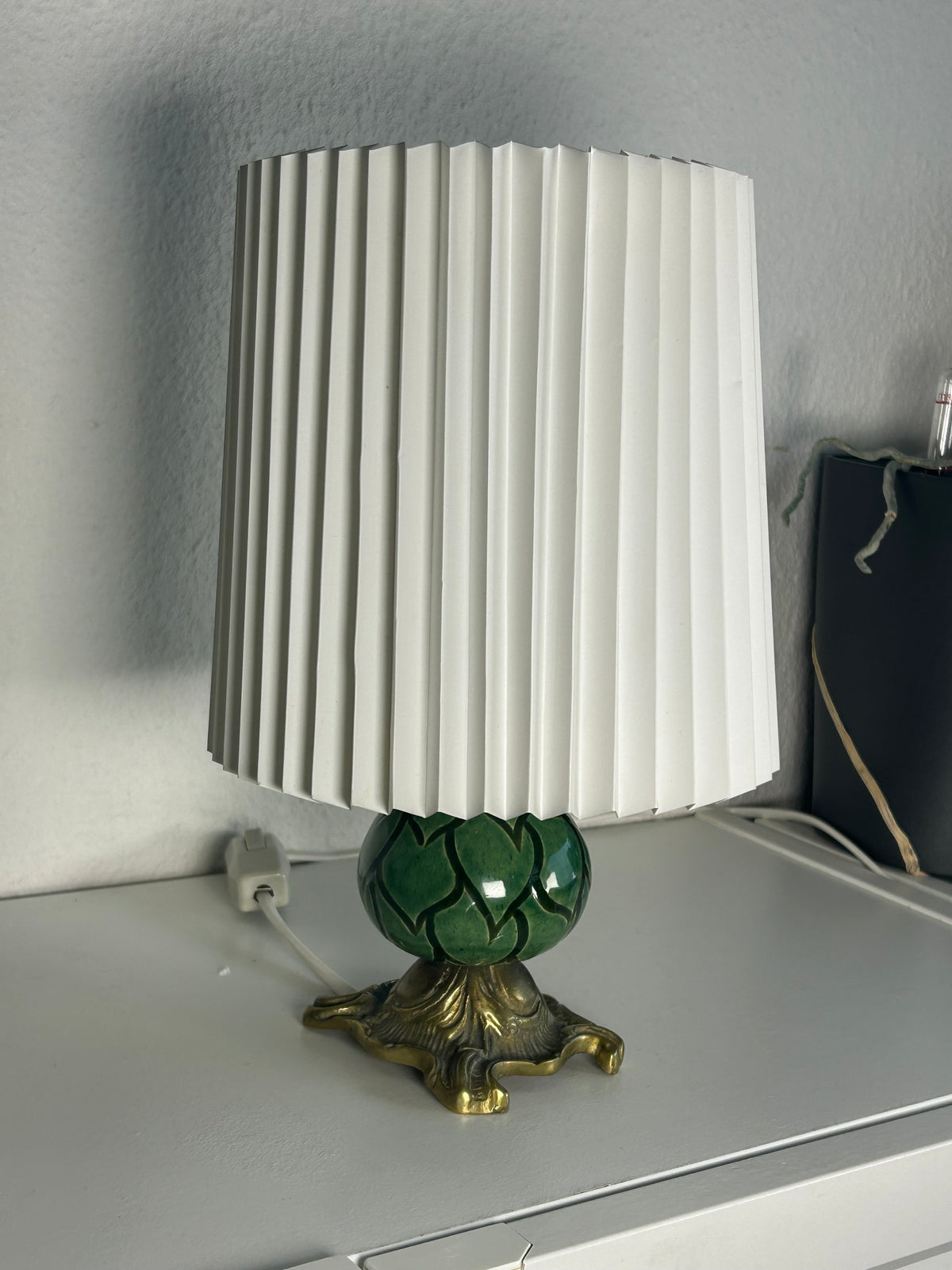 Vintage bordlampe i grøn keramik og messing med original LE KLINT-skærm – 27,5 cm - billede 6