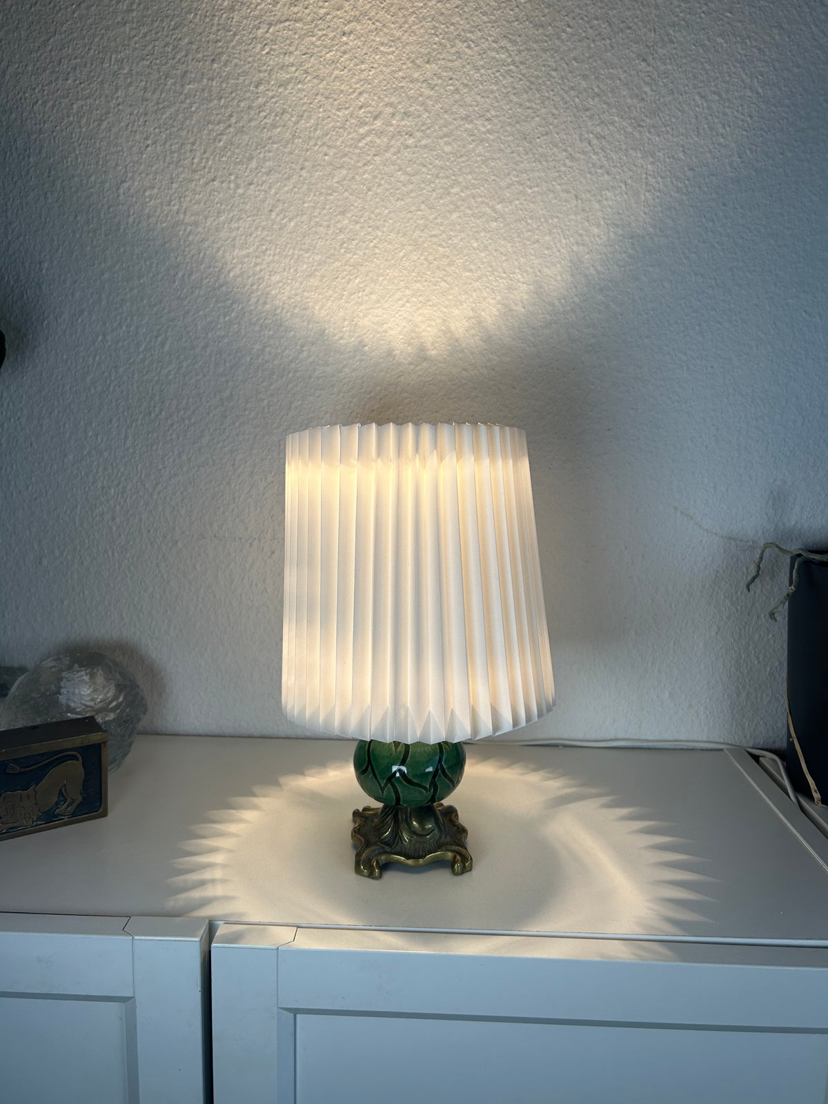 Vintage bordlampe i grøn keramik og messing med original LE KLINT-skærm – 27,5 cm - billede 7