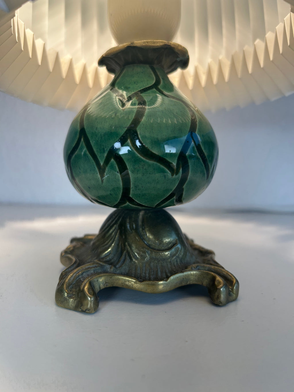 Vintage bordlampe i grøn keramik og messing med original LE KLINT-skærm – 27,5 cm - billede 8