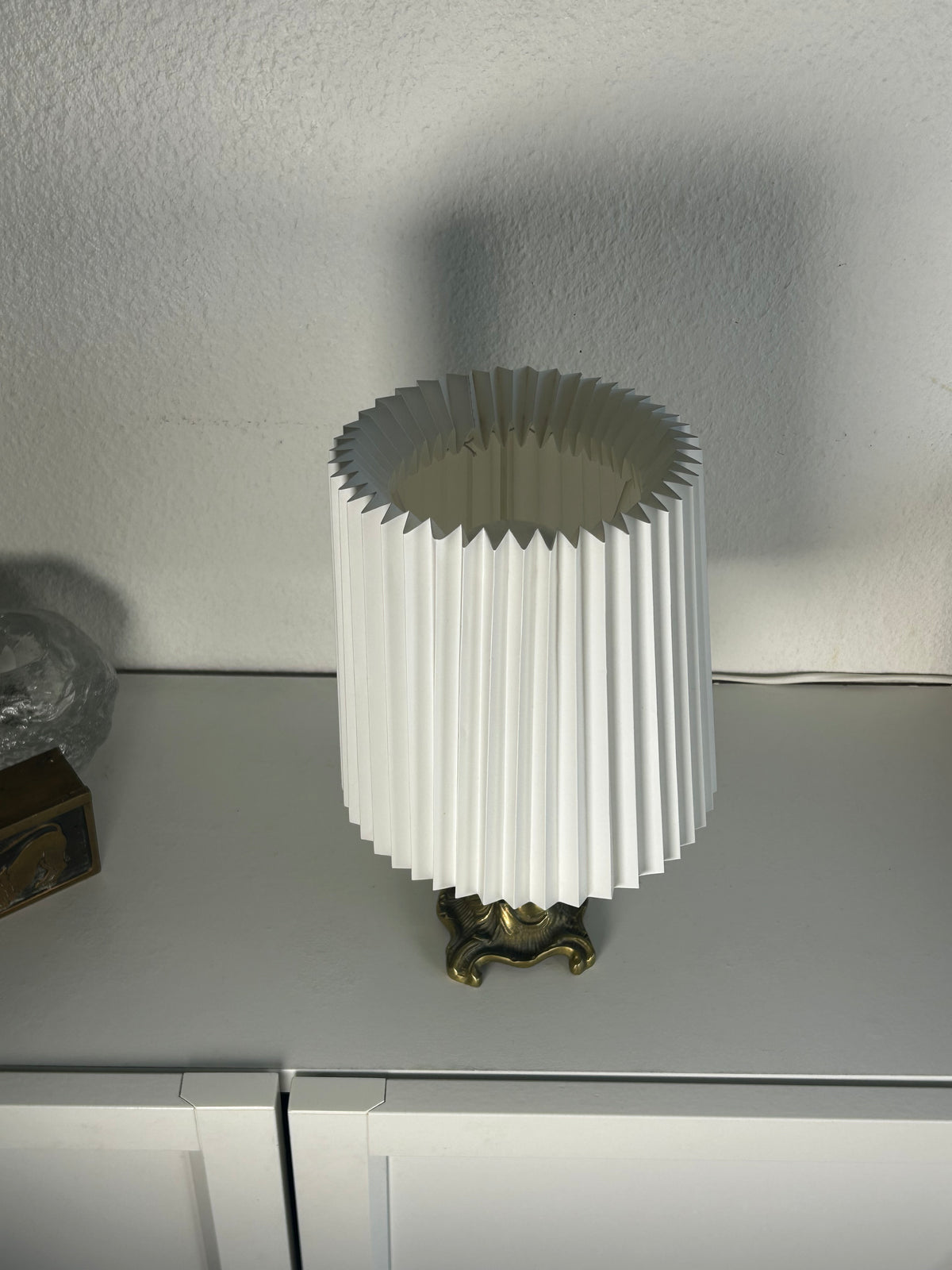 Vintage bordlampe i grøn keramik og messing med original LE KLINT-skærm – 27,5 cm - billede 9