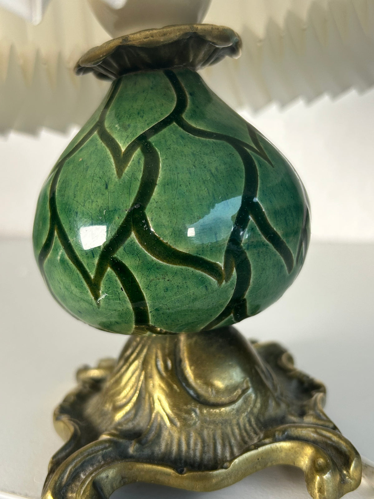 Vintage bordlampe i grøn keramik og messing med original LE KLINT-skærm – 27,5 cm - billede 10