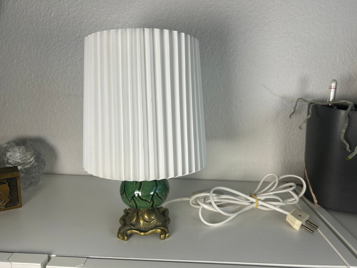 Vintage bordlampe i grøn keramik og messing med original LE KLINT-skærm – 27,5 cm - billede 11