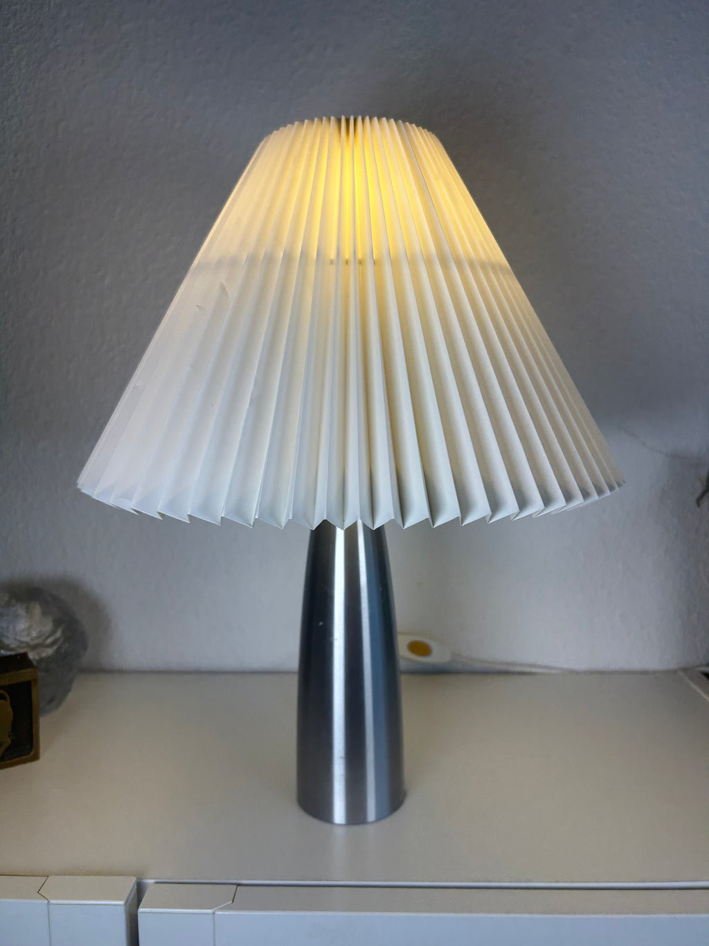 LE KLINT 376 bordlampe med børstet metalfod og LE KLINT 2/20 skærm – 39 cm - billede 1
