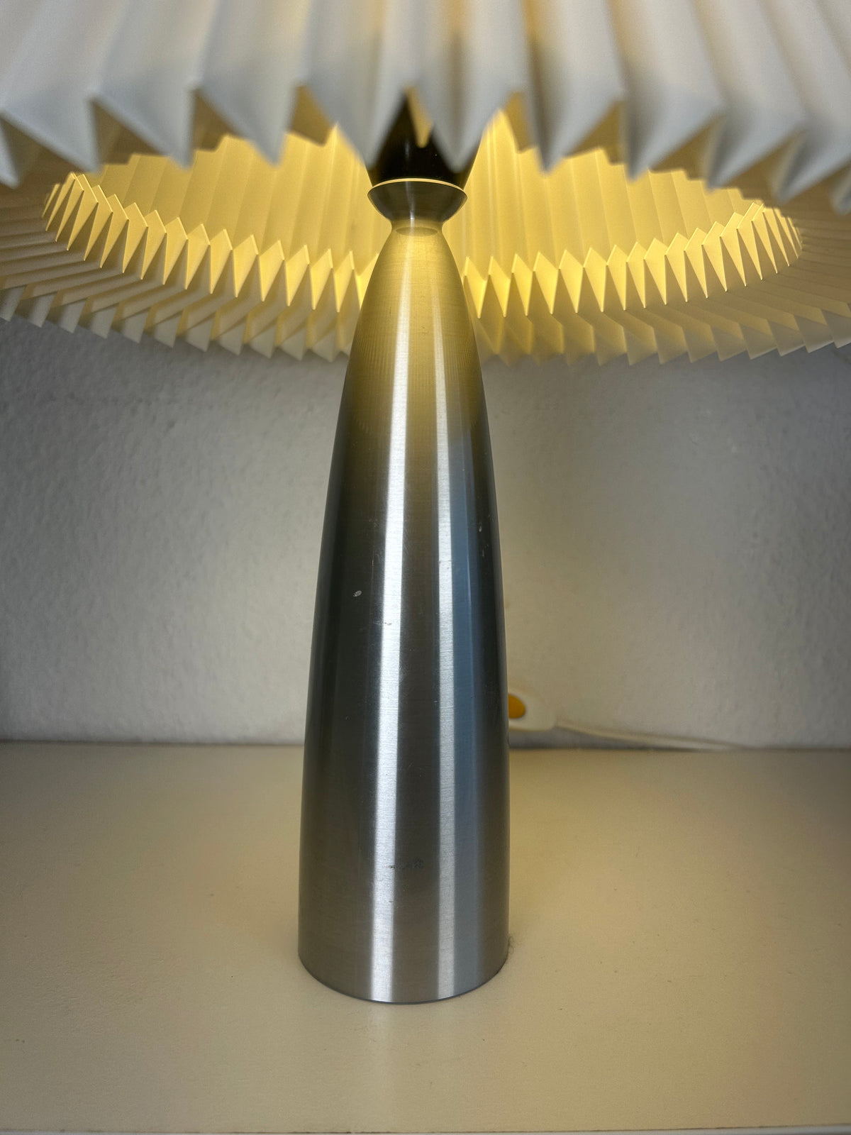 LE KLINT 376 bordlampe med børstet metalfod og LE KLINT 2/20 skærm – 39 cm - billede 2