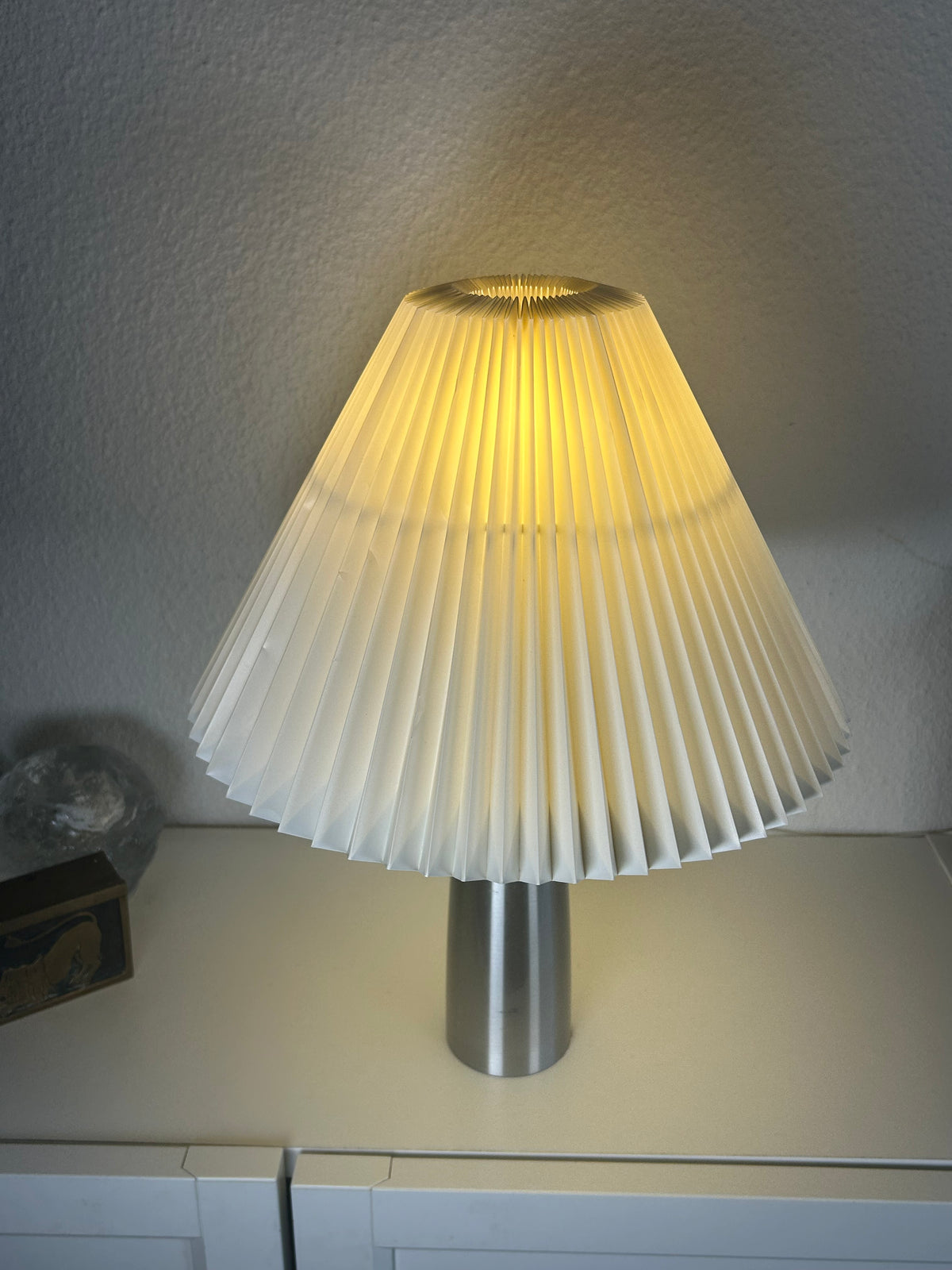 LE KLINT 376 bordlampe med børstet metalfod og LE KLINT 2/20 skærm – 39 cm - billede 3