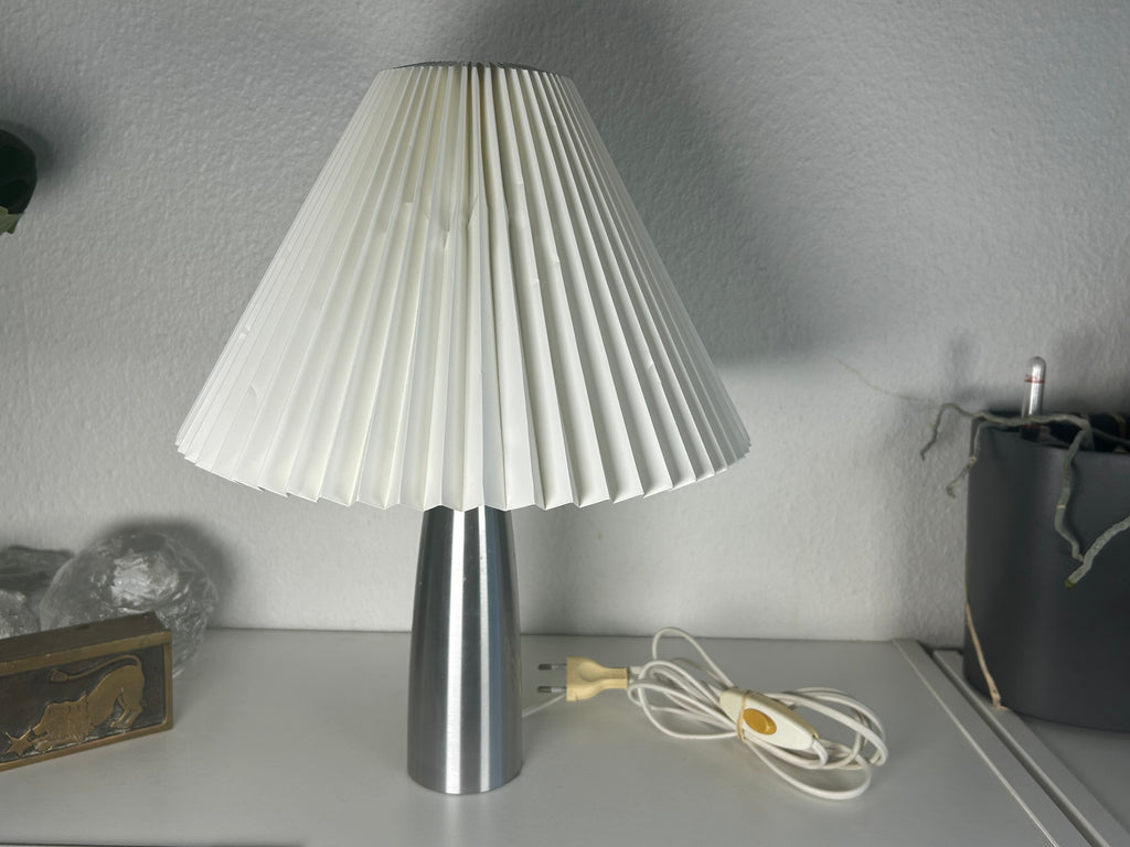 LE KLINT 376 bordlampe med børstet metalfod og LE KLINT 2/20 skærm – 39 cm - billede 14