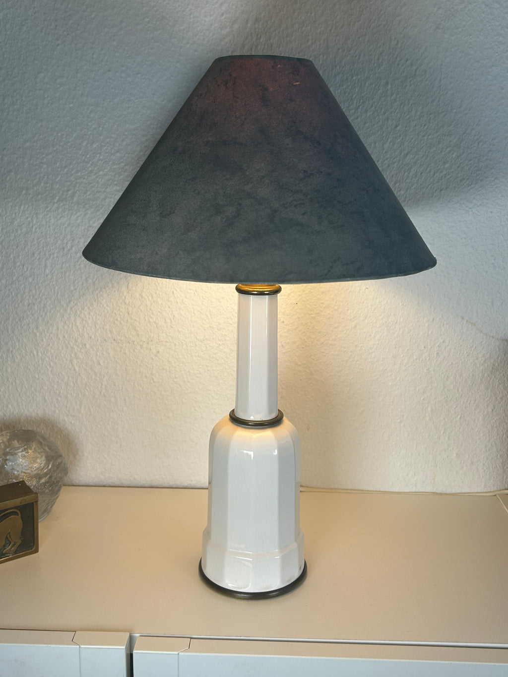 Stor Heiberg bordlampe i hvid keramik og messing med gråblå skærm – 46 cm - billede 1