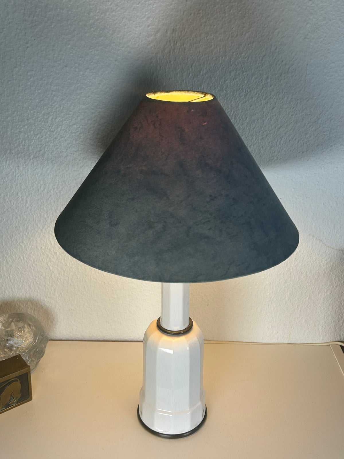 Stor Heiberg bordlampe i hvid keramik og messing med gråblå skærm – 46 cm - billede 3